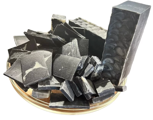 Nero colata lavica sapone solido al carbone vegetale, pomice, propoli e salvia