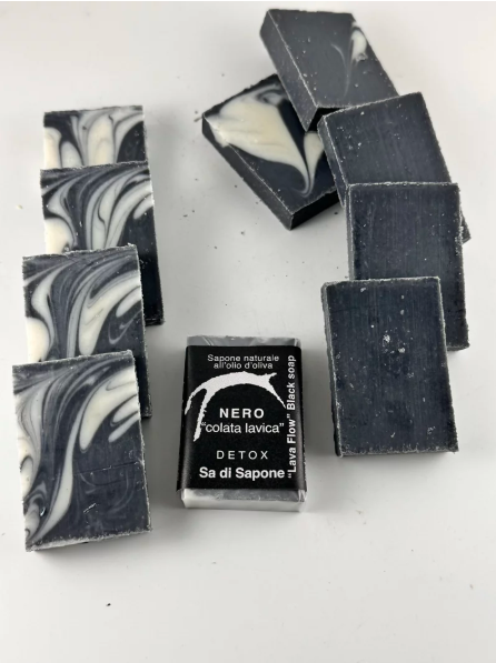 Nero colata lavica sapone solido al carbone vegetale, pomice, propoli e salvia